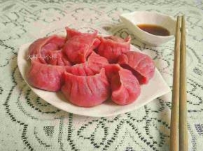 煮完颜色没那么漂亮了，不过我闺女还是很给面子的，吃了五个～～她那小肚子～～