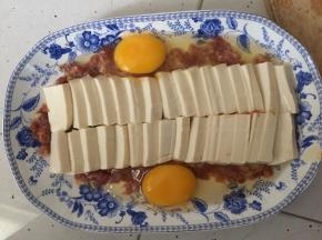 磕入两个鸡蛋