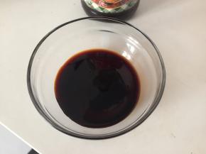 用5ml蚝油、5ml生抽调制成酱汁