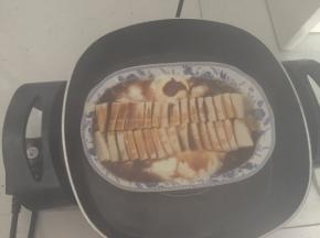 淋入蒸好的豆腐上