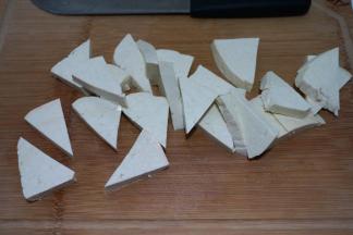 豆腐切成厚约一厘米的三角形