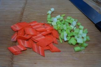 芹菜切小丁，胡萝卜切象眼片