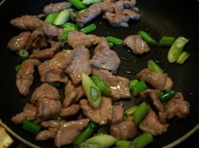 将葱段入锅中炒出香味，此时肉片也全部变色了