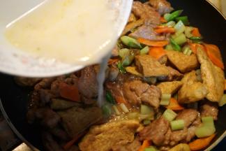 一小勺淀粉加少许凉水混合，淋入锅中