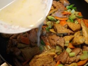 一小勺淀粉加少许凉水混合，淋入锅中