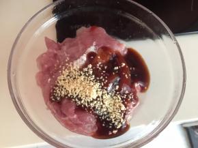 猪肉加入生粉、5ml蚝油、5ml生抽、盐、香油、鸡粉