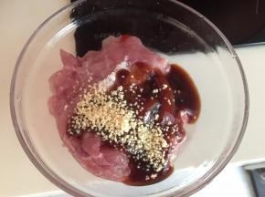 猪肉加入生粉、5ml蚝油、5ml生抽、盐、香油、鸡粉