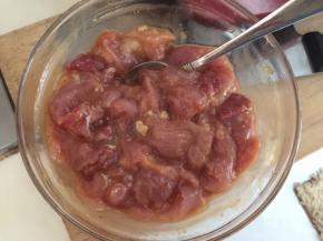 搅拌均匀后盖上保鲜膜放入冰箱冷藏半小时