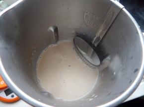 在倒入奶茶机里