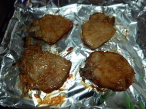 拿出来正反正翻上烤料在腌15分钟