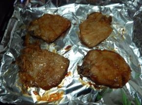 拿出来正反正翻上烤料在腌15分钟