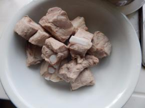 排骨焯一下料酒水里