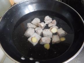 加入姜片煮半小时