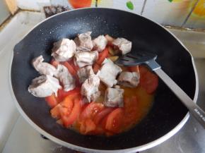 在加入煮过的排骨