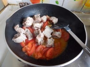 在加入煮过的排骨