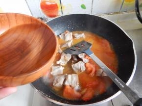 加入煮排骨的水