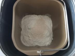 将清水、白砂糖、盐、高筋面粉、干酵母粉放入面包机里