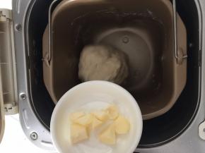 搅拌均匀，拉伸有锯齿状就可以放入切小块的黄油搅拌