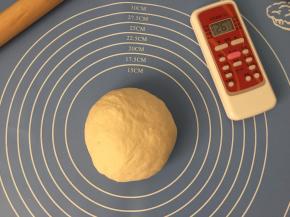 取出和好的面团，室温要控制在26摄氏度，我们这边夏天气温实在太高，只能开空调，恰好空调在昨晚就一直开着，并且我开空调都是开26摄氏度的