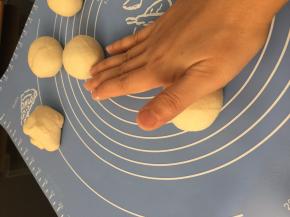 将分好的面团揉紧实