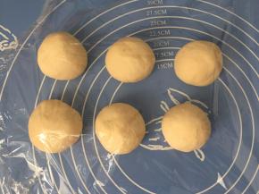 然后用保鲜膜盖上静置15分钟