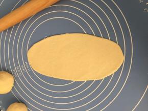 静置好后取面团擀成长舌状