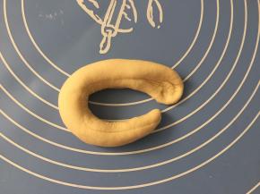 将另一端卷起来包住，粘口处黏实