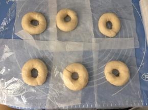 然后将面圈放在油纸上用保鲜膜封住，静置25分钟（醒发至1.5倍大）
