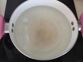 将50g白砂糖放入1000ml清水中煮开