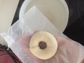 然后转小火（冒泡）即可放入醒发的面糊