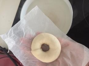 然后转小火（冒泡）即可放入醒发的面糊