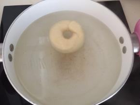 放入糖水中煮30秒，翻面再煮30秒即可