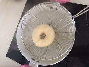 用网筛捞起滤去水分