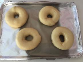 烤盘铺上锡纸，将煮过糖水的面胚放入烤盘中（因为是小烤箱，一次只能放4个）