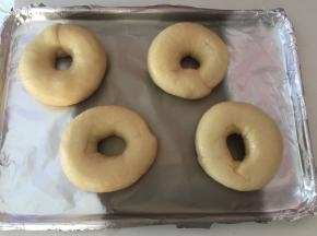 烤盘铺上锡纸，将煮过糖水的面胚放入烤盘中（因为是小烤箱，一次只能放4个）