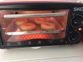 烤箱预热后，放入烤箱中层200摄氏度烤20分钟（我因为是小烤箱，为了上色均匀一点，期间调整了多次位置）