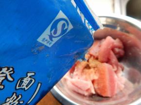 在中入淀粉抓 匀腌