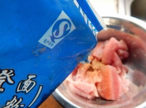 在中入淀粉抓 匀腌