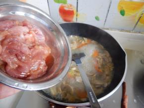 下入腌好的肉片