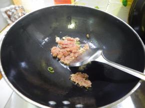 锅里加入油加入肉末