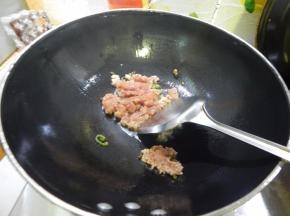 锅里加入油加入肉末