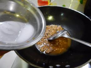 最后肉入味加入淀粉收汁