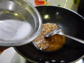 最后肉入味加入淀粉收汁