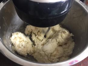 高筋面粉、低筋面粉、盐和清水倒入厨师机中搅拌均匀