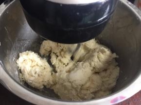 高筋面粉、低筋面粉、盐和清水倒入厨师机中搅拌均匀