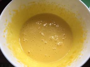 蛋黄加入白砂糖用打蛋器充分搅拌均匀，至蛋色泛白即可