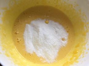 蛋黄中加入吉士粉搅拌均匀
