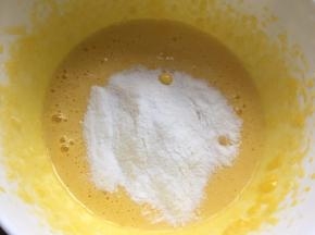 蛋黄中加入吉士粉搅拌均匀