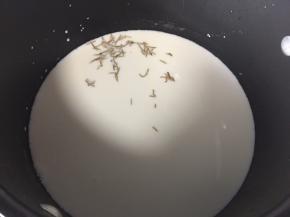 牛奶加入香草放入锅中慢火搅拌至煮开