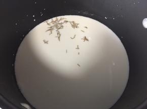 牛奶加入香草放入锅中慢火搅拌至煮开